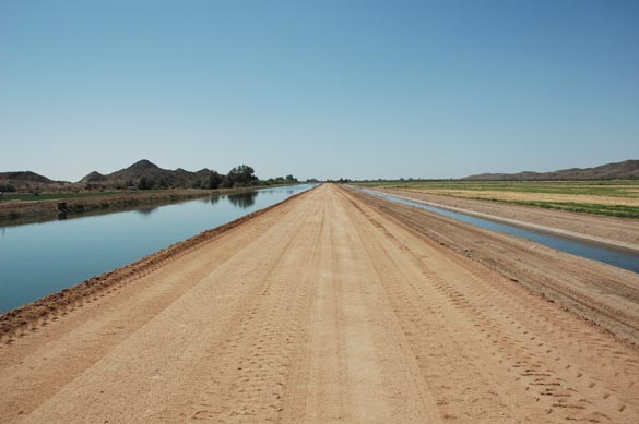 Canal de irrigacion y canal de drenaje .