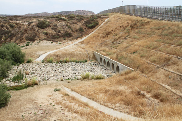 Una alcantarilla amplia en el Cañón Yogurt, frontera 
internacional entre EE.UU. y México, California. 