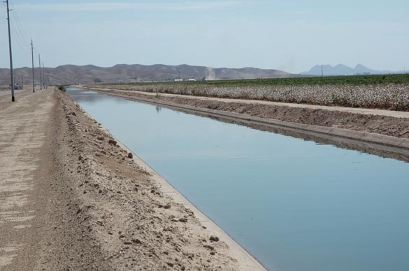 Flujo normal en el canal Wellton-Mohawk, Wellton, Arizona.