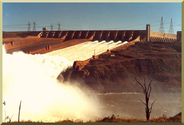 Vertederos de emergencia en la represa de Itaip, sobre el Ro Paran, en la frontera entre Brasil y Paraguay