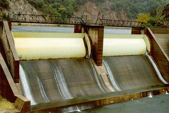  Flujo curvilíneo cóncavo en la punta del aliviadero, Presa Cresta,<br>North Fork Feather River, Norte de California