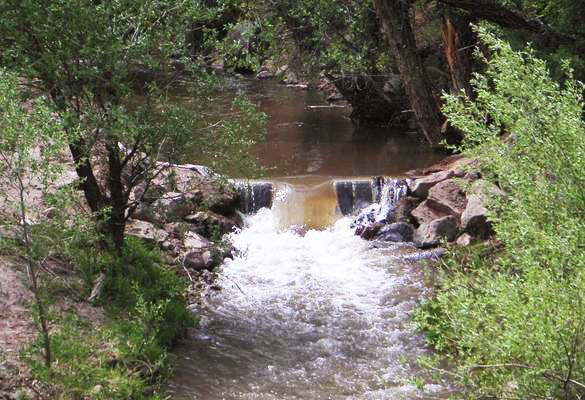 Vertedero rectangular en Ash Creek, cerca a New Harmony, Utah.