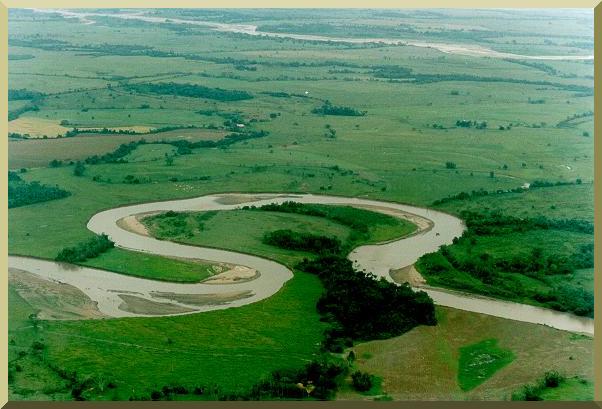 Un ro con meandros en la llanura de inundacin del Ro Meta, departamento del Meta, Colombia. 